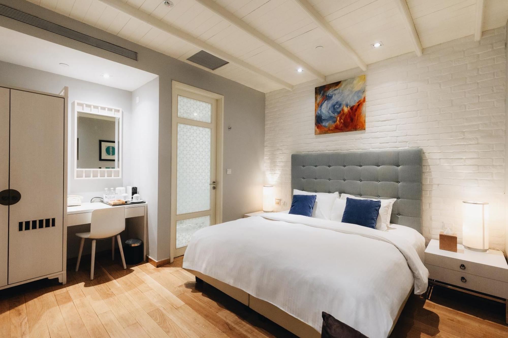 Premier King Room without Window